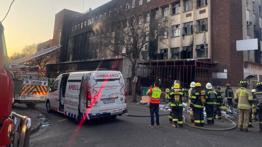 Suben a 73 los muertos en incendio en Sudáfrica; temen que cifras aumenten