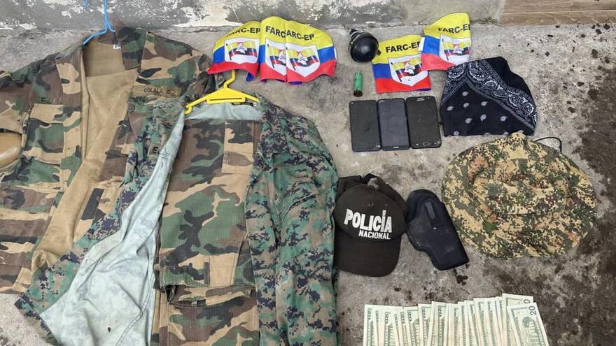 Detiene en Ecuador a dos hombres con granada e insignias de las Farc