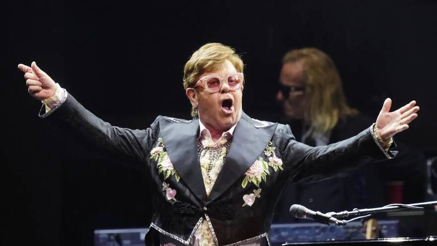 Elton John subasta su ropa para recaudar fondos contra el SIDA