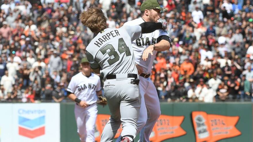 Harper y Strickland, suspendidos por trifulca en Grandes Ligas