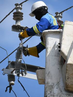 Réplica de Air-e a columna de Orlando Caballero | Columna de Jaime Lombana Villalba