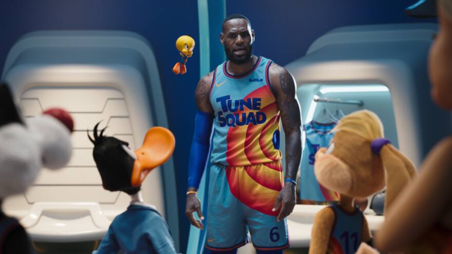 LeBron James y los Looney Tunes se la juegan desde este jueves en las salas