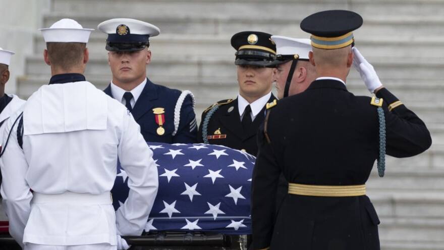 John McCain es sepultado en la Academia Naval de EEUU
