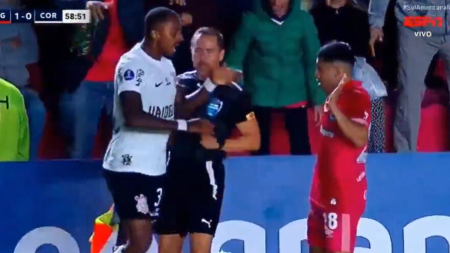 Jugador del Corinthians agredió al árbitro durante partido de la Sudamericana
