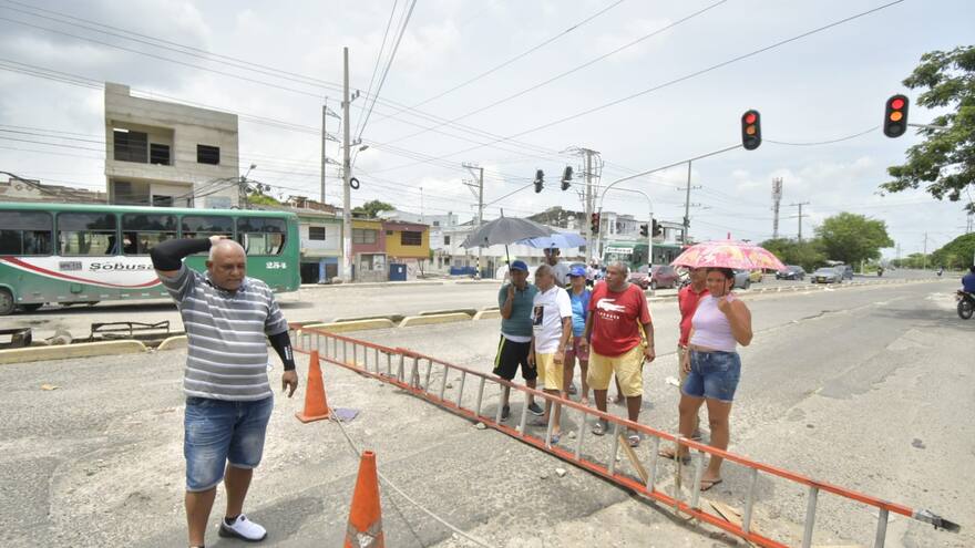 Habitantes de Las Trinitarias bloquean la Circunvalar