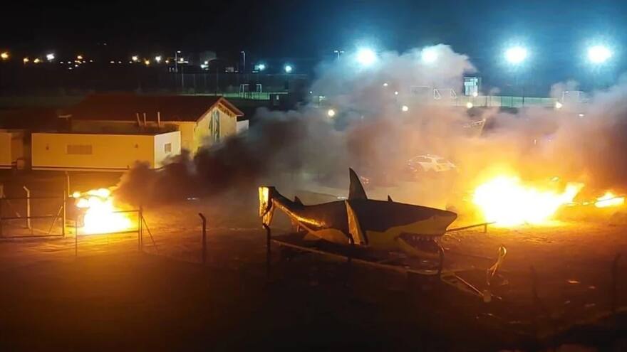 Hinchas de Aldosivi queman autos de jugadores tras derrota ante Godoy Cruz