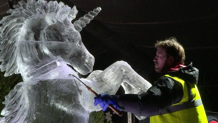 Edimburgo alista sus esculturas de hielo para la temporada navideña