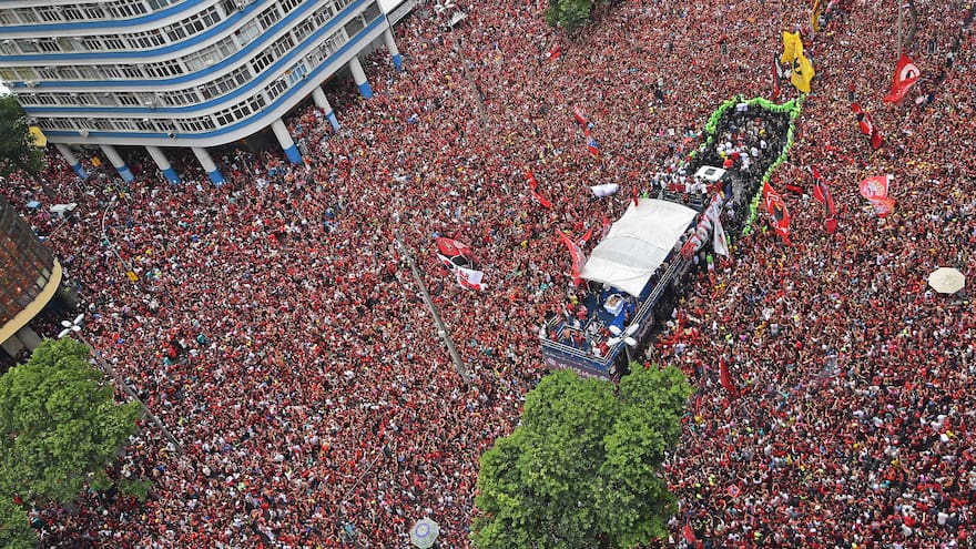 Baño de masas para el campeón
