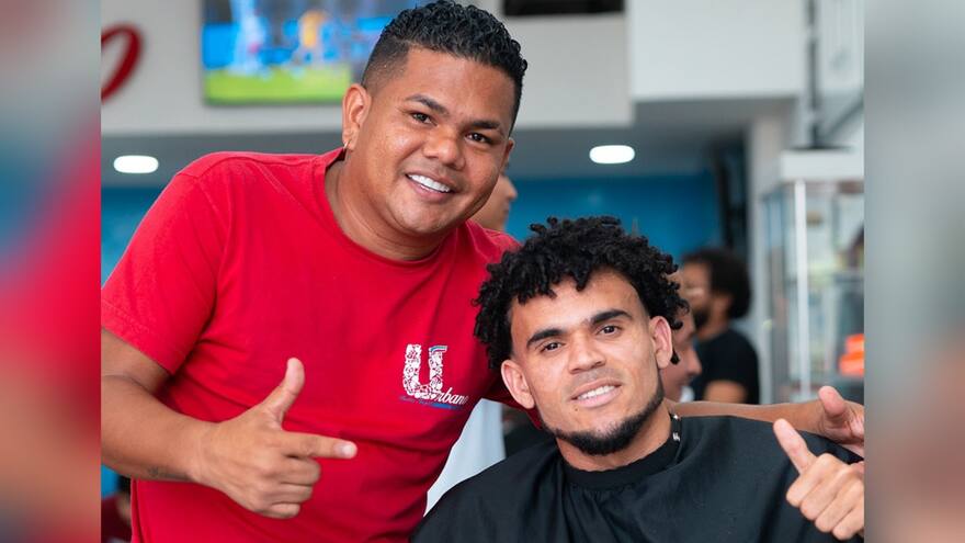 El futbolista guajiro Luis Díaz, del Liverpool, revoluciona y revive viejos tiempos en Junior en visita a barbería en Barranquilla