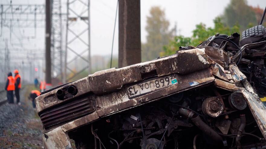 Chocan tren y bus en Rusia: mueren 16 personas