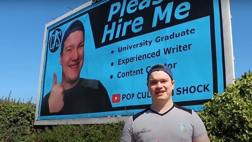 Publicó su currículum en una valla para conseguir trabajo; nadie lo contactó