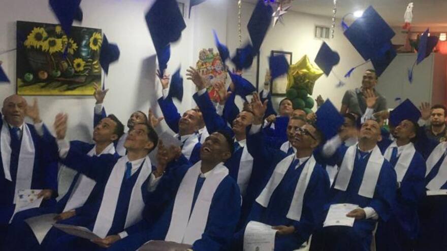 Reclusos bachilleres de la Penitenciaria El Bosque reciben su diploma académico