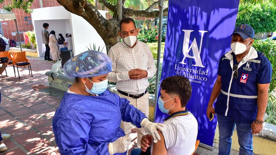 Jornada de vacunación masiva contra covid-19 en Uniatlántico y Uniautónoma