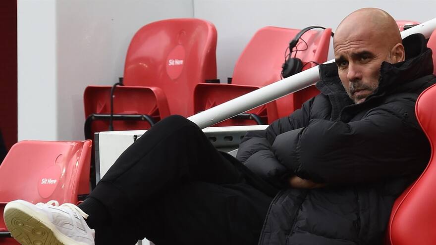 A Pep le llovieron monedas en Anfield y ahora las autoridades investigan