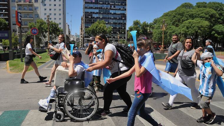 Seguidores de la selección argentina se preparan para celebrar junto a los jugadores