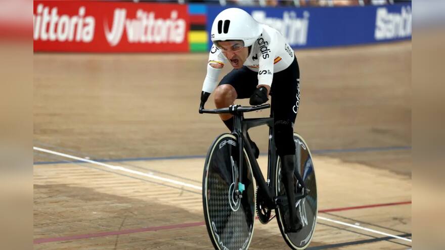 Ciclista paralímpico Ricardo Ten recibió un reloj de mano que le entregaron como premio en el Mundial de Glasgow
