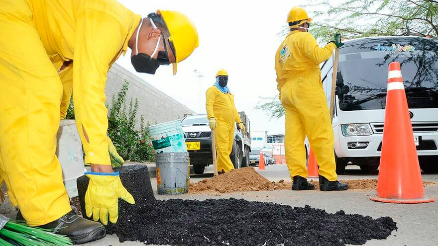 Con concreto asfáltico en frío tapan 5.000 huecos en Santa Marta
