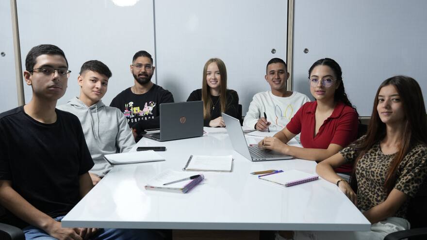 Estudiantes adquieren experiencia laboral desde sus clases