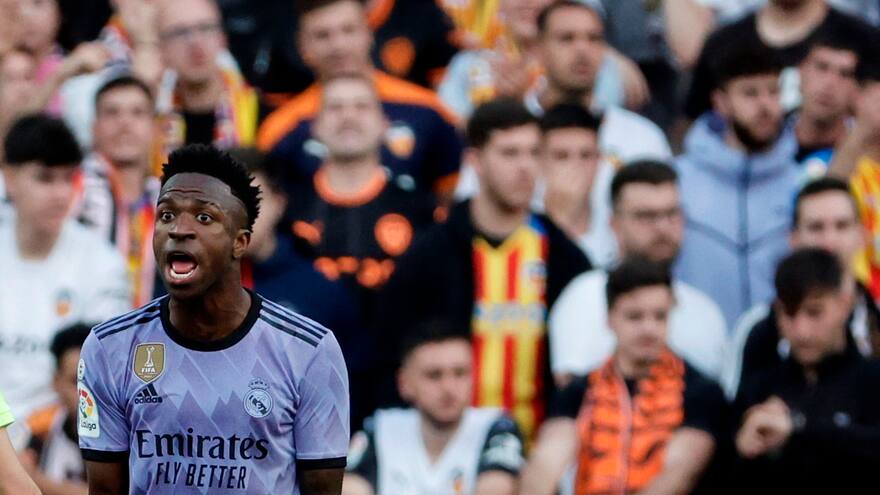 Juzgado cita a tres hinchas por proferir insultos racistas contra Vinicius