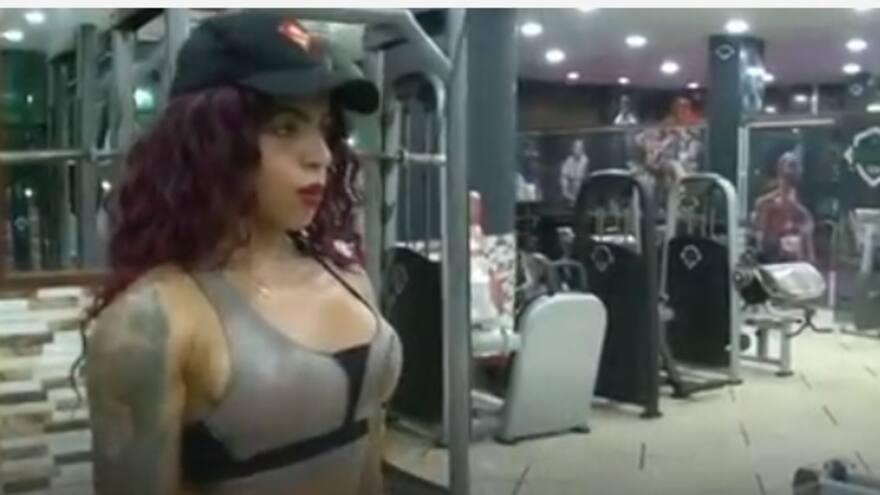 Mujer egipcia gana premio en competencia de fisicoculturismo