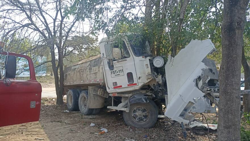 Sucre: en accidente, conductor de camión resultó lesionado en el rostro