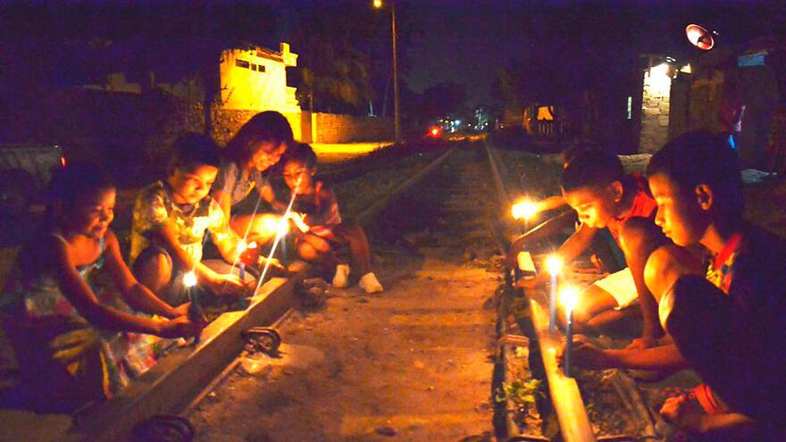Niños samarios encendieron velas sobre rieles del tren