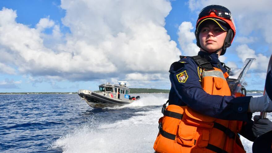 Armada rescató a 44 migrantes que navegaban aguas del municipio de Acandí, Chocó