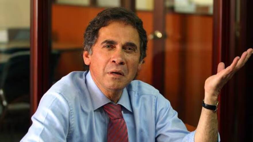 Universitaria de Colombia suspende vínculo laboral con Carlos Moreno de Caro por presunto acoso laboral