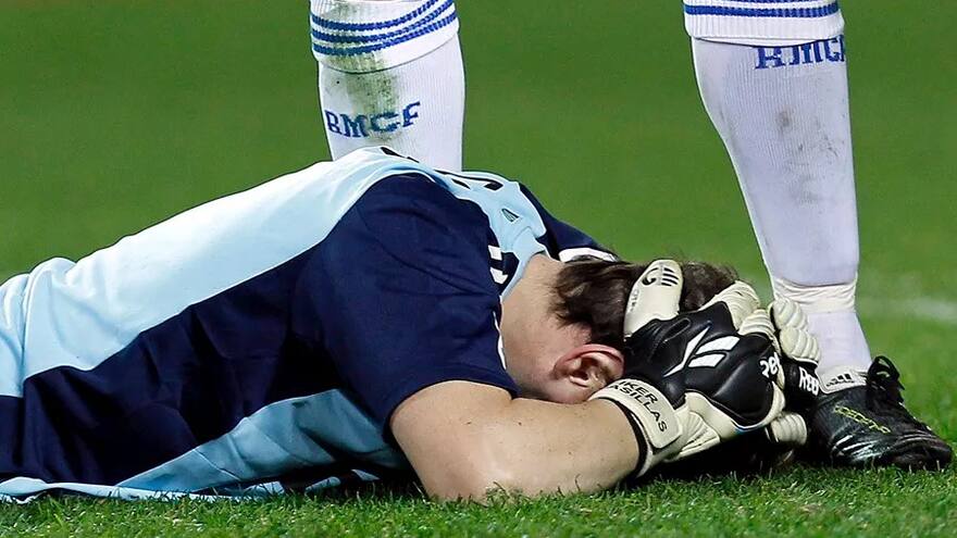 Asocian golpes en cabeza de futbolistas con trastornos del sueño y demencia