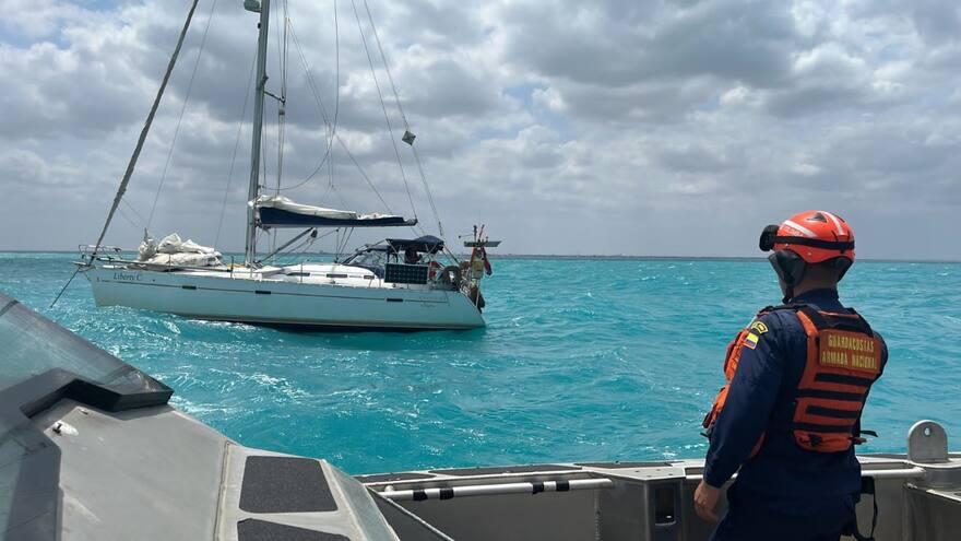 Armada rescata a extranjeros que estaban a la deriva en altamar en La Guajira