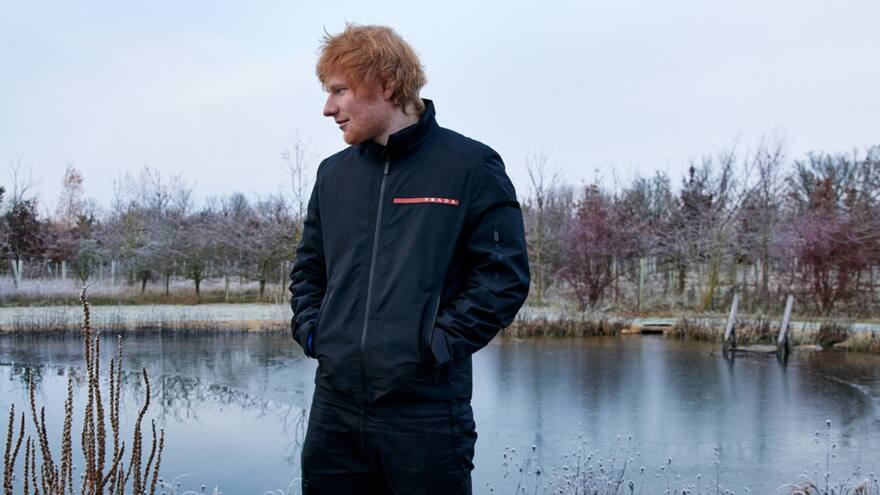 Ed Sheeran es grabado mientras canta subido sobre un vehículo en Nueva York