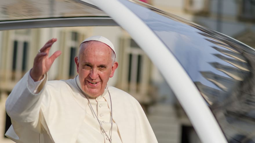 Subastada por 6,5 millones de euros una cámara de fotos Leica del papa Francisco