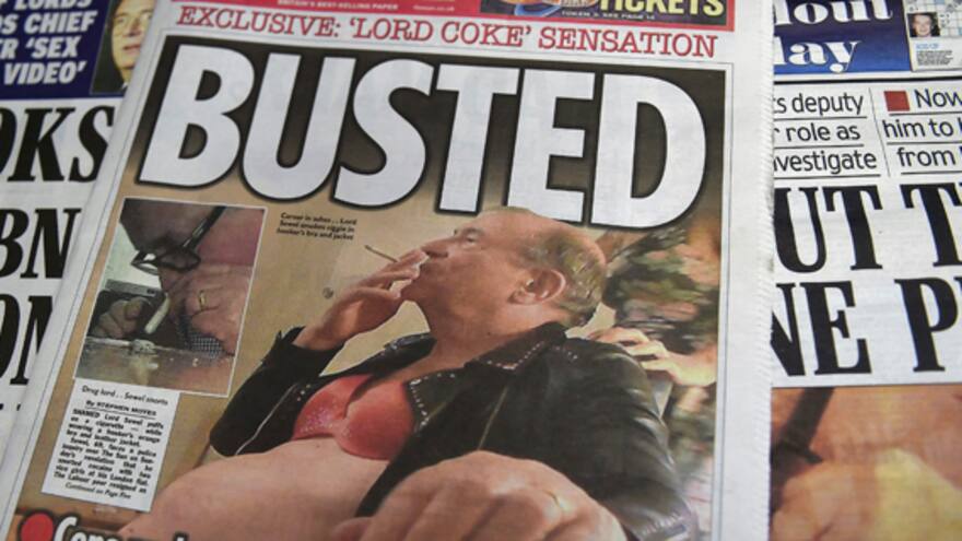 Aparecen nuevas fotos que muestran a lord Sewel fumando con sujetador naranja