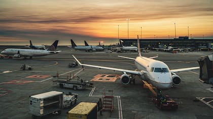 Dos aviones chocaron en pista de aeropuerto en Nueva York ante la escasez de controladores