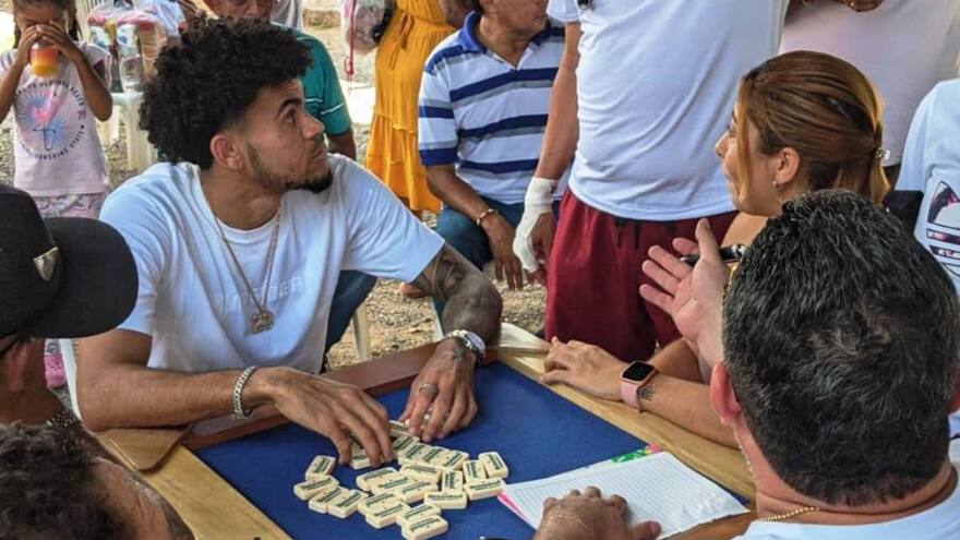 La Guajira: Luis Díaz visitó su natal Barrancas; le entregó una vivienda a sus padres