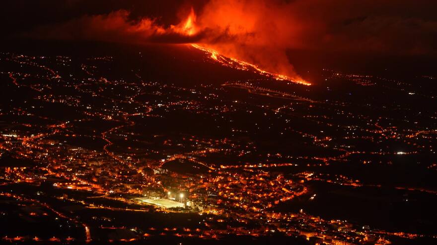 Más de 5.000 evacuados por erupción volcánica en la isla española de La Palma