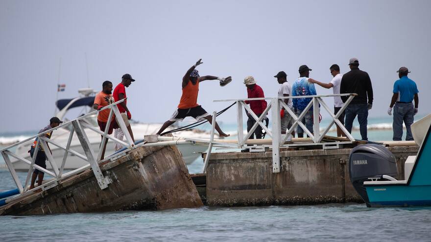 Huracán Beryl mantiene categoría 4 mientras avanza por el Caribe