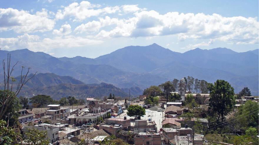 Niños en México reciben armas para defenderse del crimen organizado