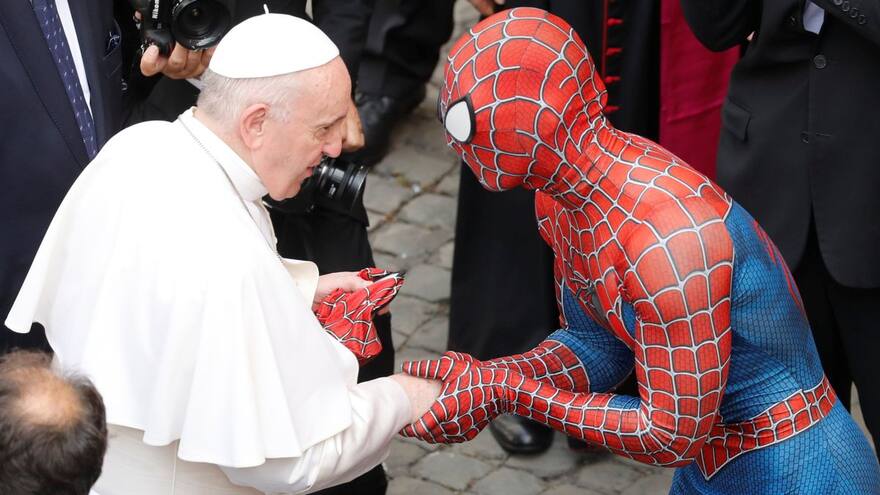 Spiderman visitó al papa Francisco