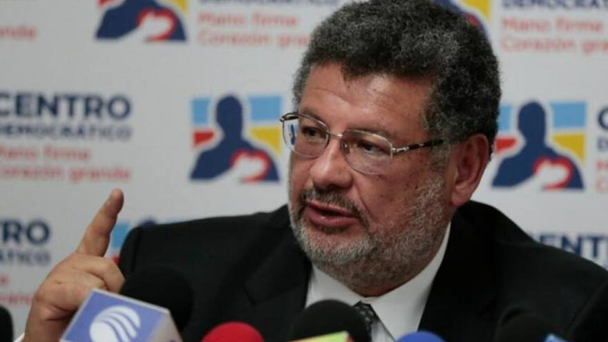 Uribe informa que su abogado Jaime Granados salió del país por seguimientos