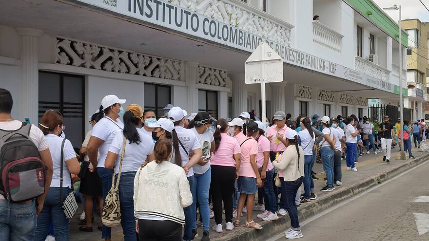Madres comunitarias, preocupadas por 'reducciones en minutas'
