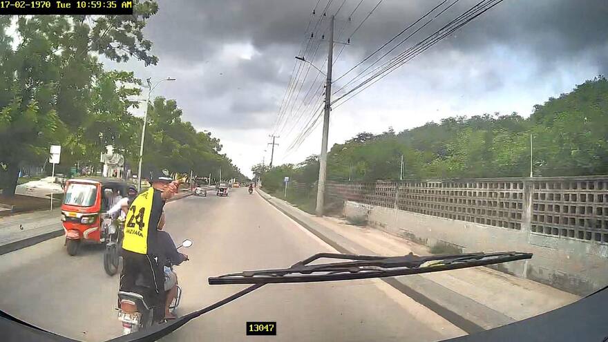 Caen motorizados por intimidar a conductor de bus con pistola y granada