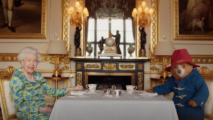 Reina Isabel ll: el día que tomó té con el oso Paddington como apertura del concierto Jubileo de Platino