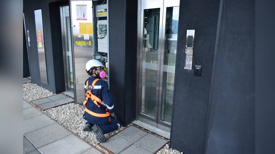 ¿Qué no debería hacer si se queda atrapado en un ascensor?