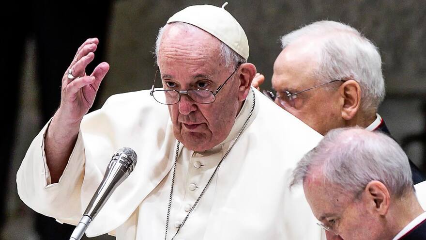 El papa Francisco pide oraciones para Benedicto XVI que 'está muy enfermo'