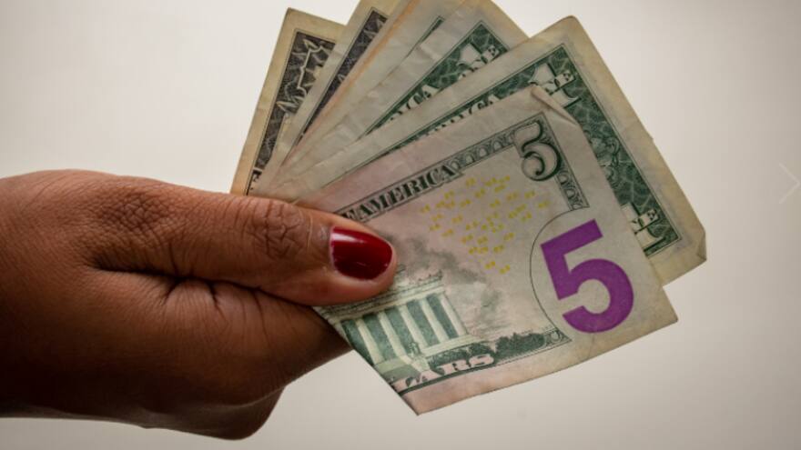 Dólar sigue ritmo con tendencia a la baja