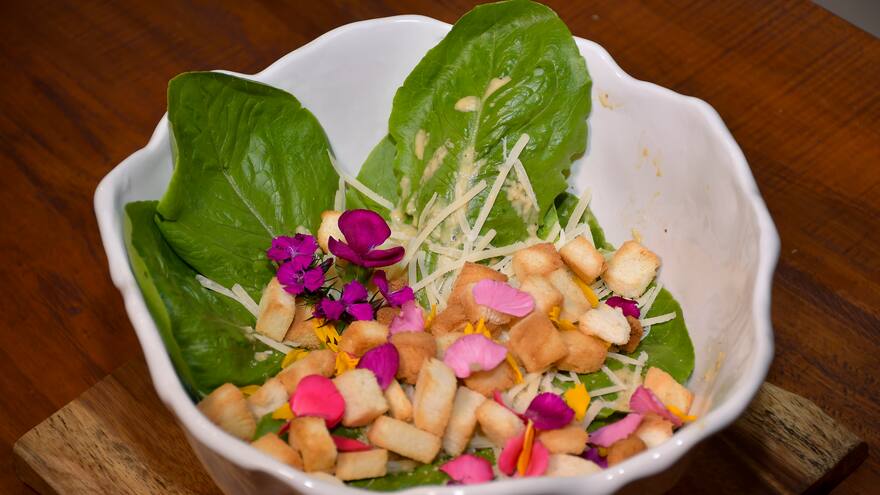 Un siglo de deleite con la ensalada César