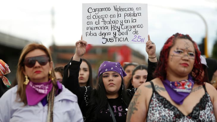 Más de 500 mujeres se manifestaron frente a la Fiscalía en Bogotá para denunciar violencias machistas ignoradas por el Estado