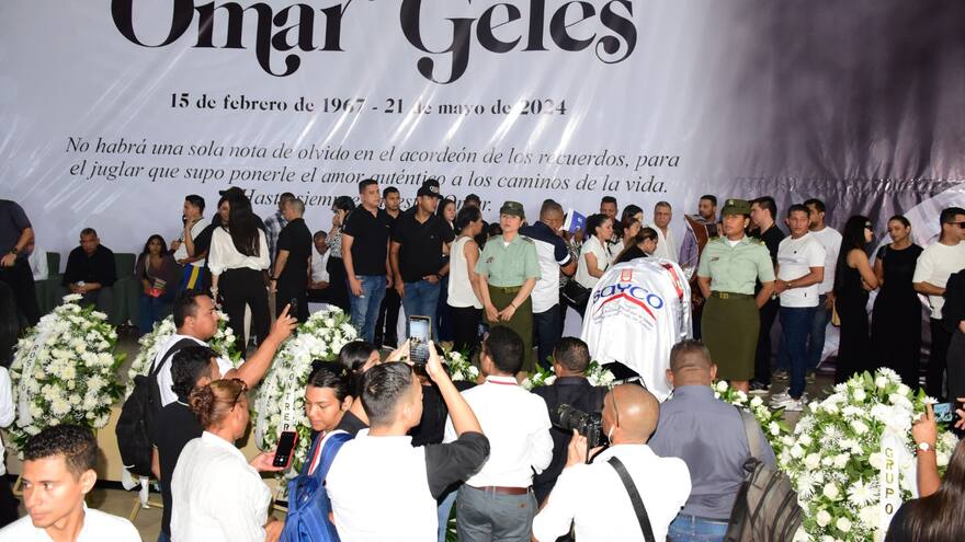Murió Omar Geles: Cientos de fanáticos han llegado a la despedir al artista de música vallenato