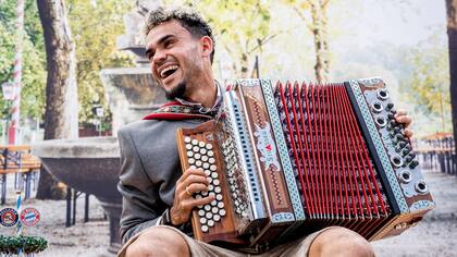 Luis Díaz festeja el ambiente previo de su primer Oktoberfest con el Bayern Munich